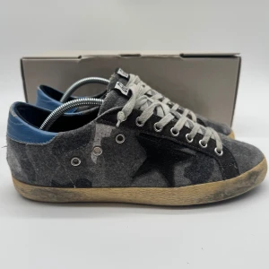 GOLDEN GOOSE SUPERSTAR - Golden Goose Superstar - Skick: 9/10 - Tillbehör: Box - Storlek 40 sitter som 41 - Nypris ca 6000kr - Deluxecloset
