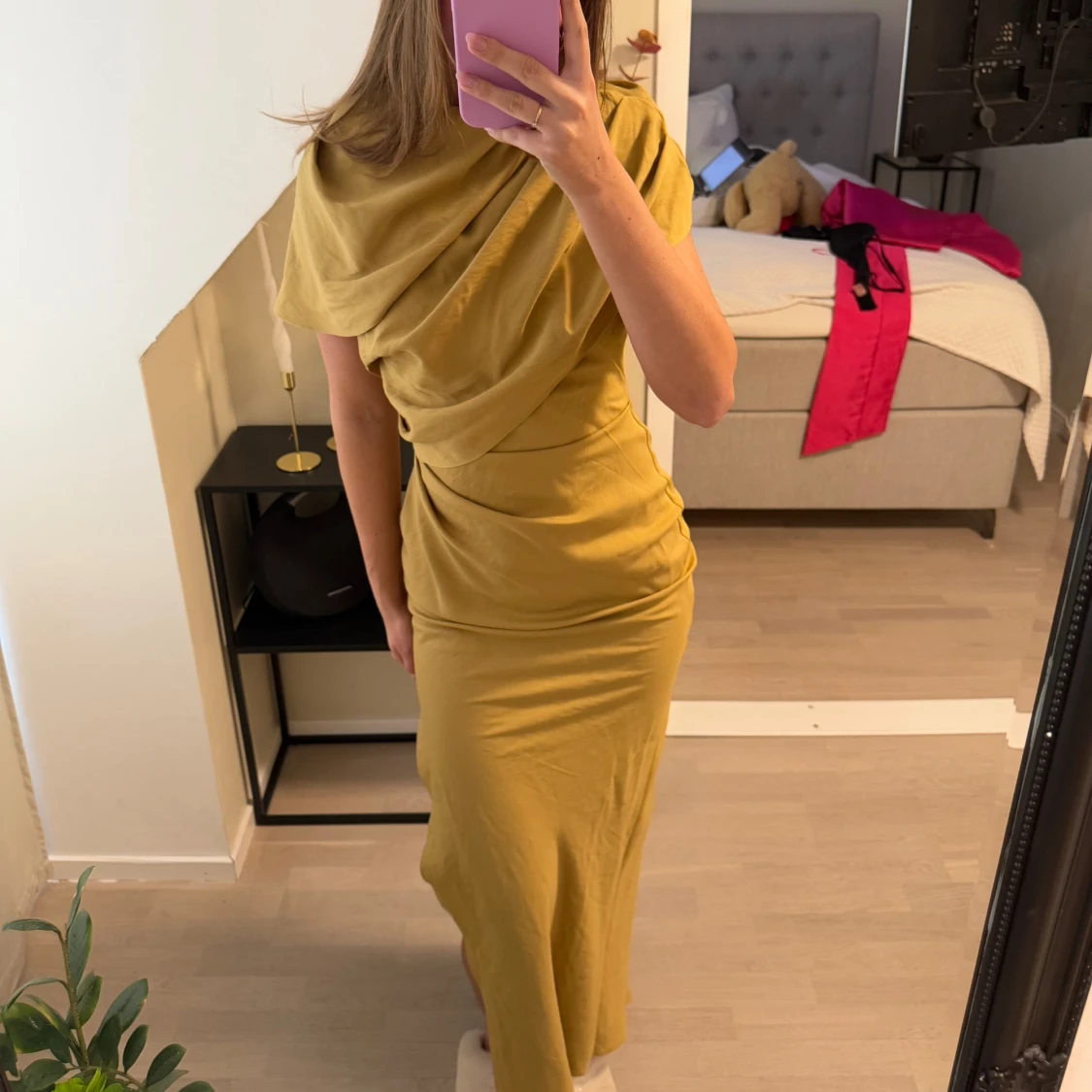 Ockragul långklänning med draperad design