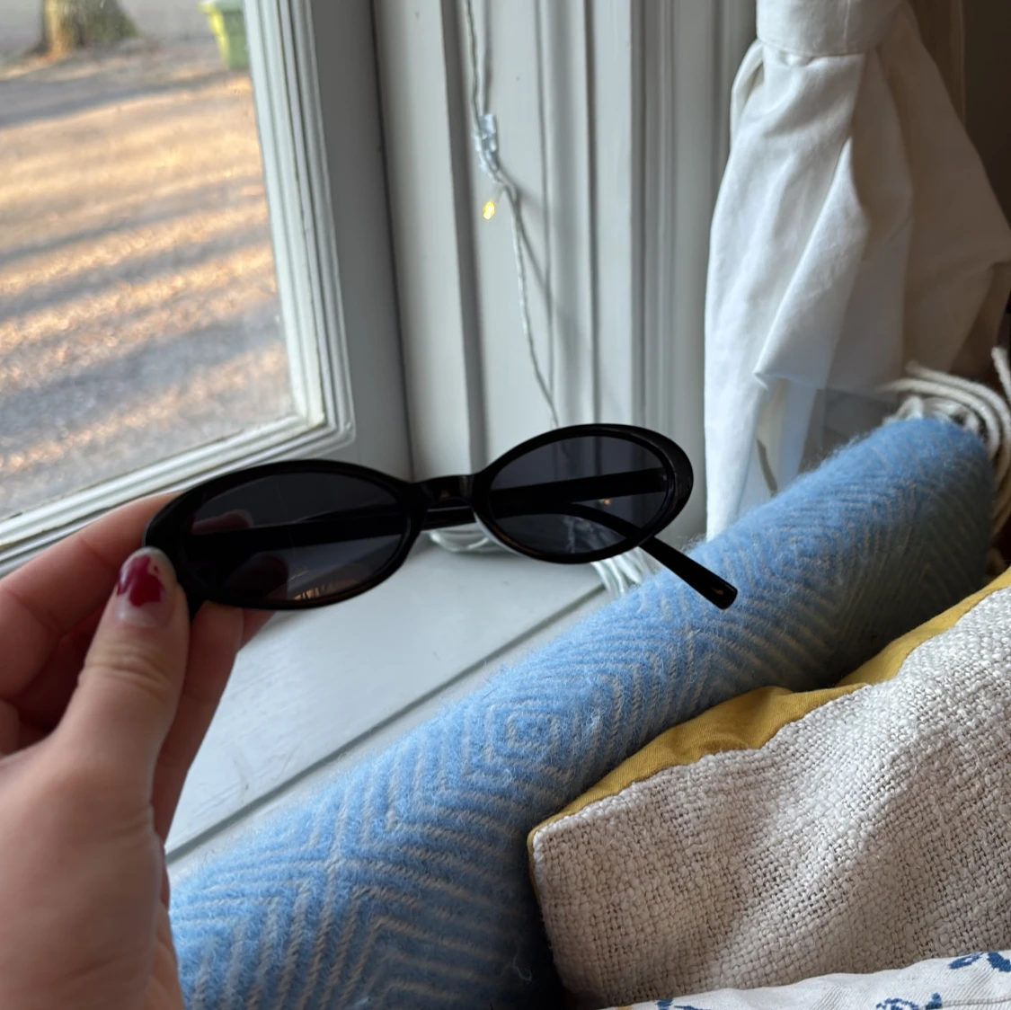 Ovala solglasögon i svart och sköldpaddsmönster - 1