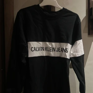 Calvin klein tröja  - Calvin klein tröja utan luva i storlek M 