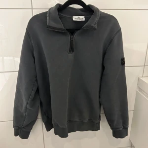 Stone Island  - Säljes: En original Stone Island sweatshirt i klassisk grå. Denna tröja är det perfekta valet för dig som vill ha en stilren och tidlös look med en touch av lyx. Detaljer: • Märke: Stone Island • Färg: grå • Storlek: S • Står att den är i junior men är egentligen en liten Smal •Skick: 10/10 • Material: Bekvämt och slitstarkt tyg Tröjans ikoniska Stone Island-kompasslogotyp på vänster ärm gör den igenkännbar och ger en exklusiv touch. Den är perfekt för både vardagsbruk och vardagliga tillfallen.