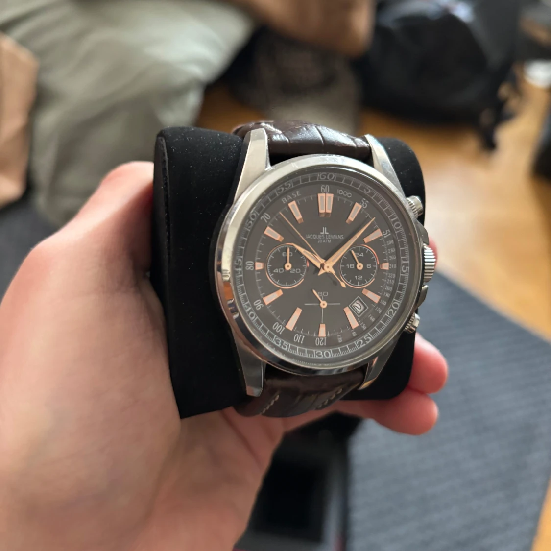 Elegant kronografklocka med brunt läderarmband