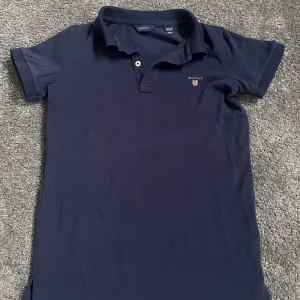 Gant piké barn - Mörkblå barn pikétröja från Gant. Bara använd ett fåtal gånger. Orginalpris 650kr men säljs för 300kr🩷