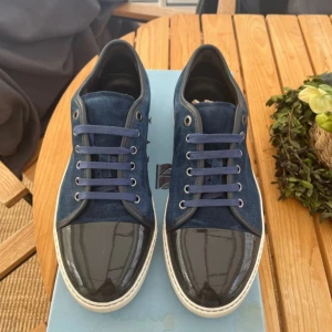 Lanvin cap toe  - Blåa lanvin cap toe i toppskick! Uk8 fits 43. Box och nya snören, fler bilder går att fixa! Nypris 5000