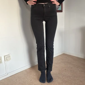 Tiger of Sweden Jeans - Svarta skinny Tiger of Sweden Jeans med mid-rise midja i nyskick. 