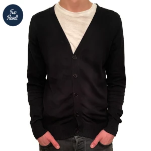 Svart kofta med knappar - Snygg svart cardigan kofta perfekt nu till våren.  Skick: 9/10. Inga defekter    Passar 170 till 180. Tveka inte om ni har frågor😃👍