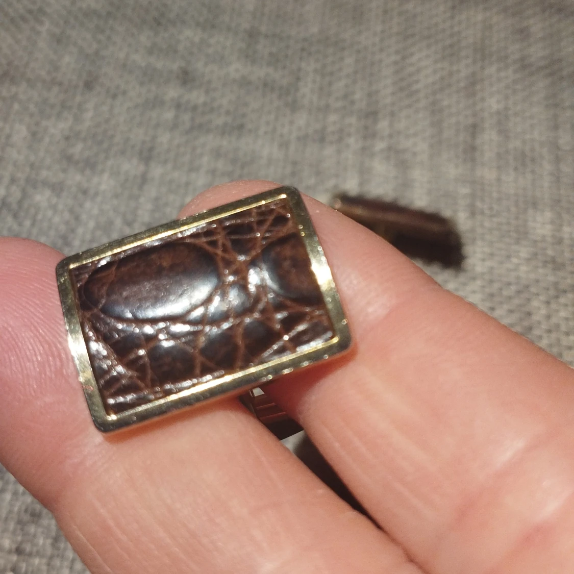 Bruna manschettknappar med gulddetaljer - 3