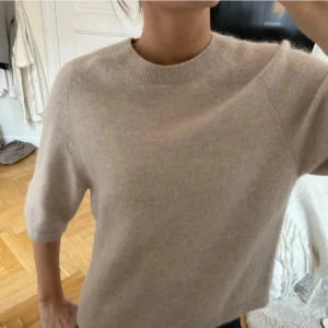 Beige tröja med trekvartsärm - Säljer denna stickade kortarmade tröjan från & other stories, väldigt bra skick! Den är i storlek S. 
