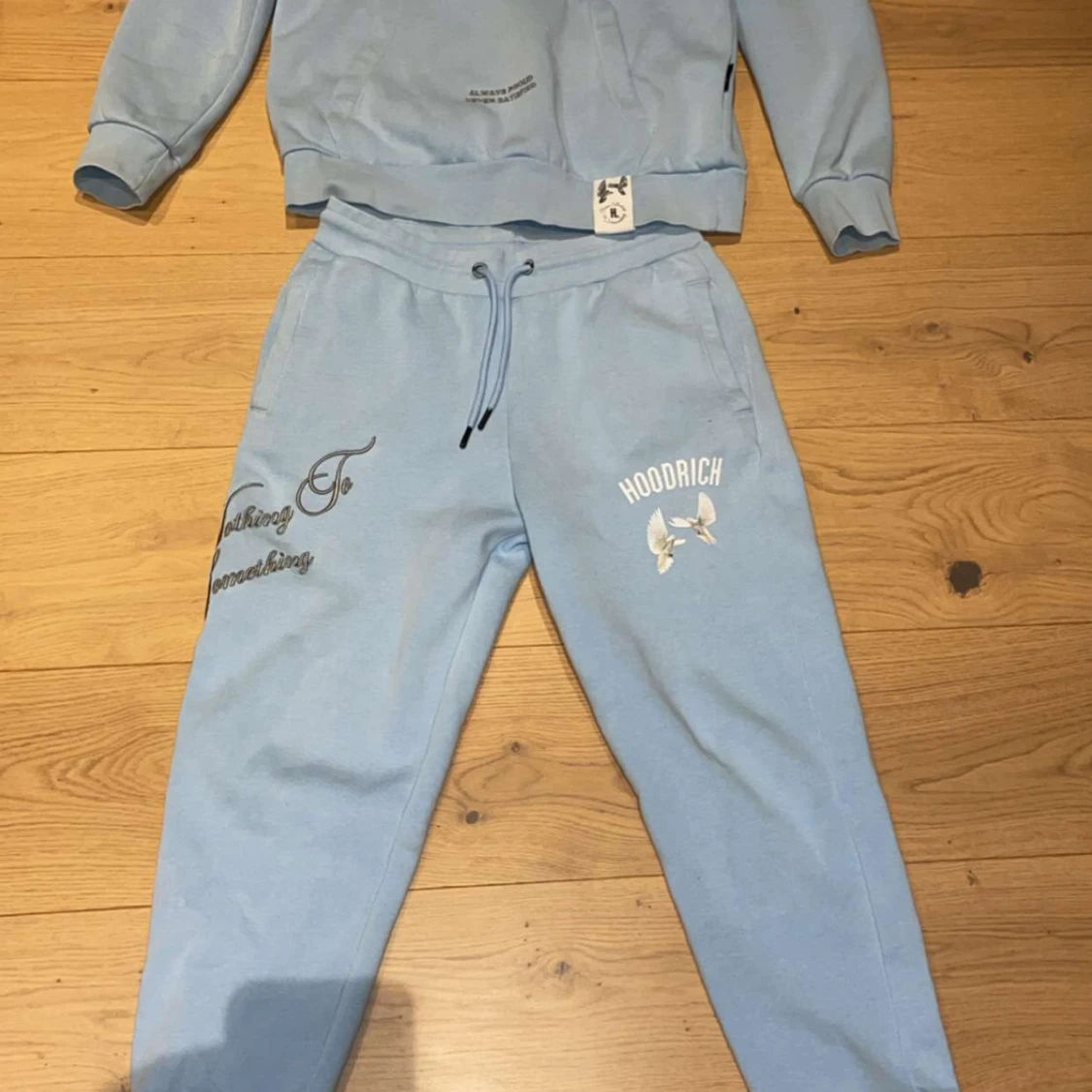 Ljusblå hoodie och byxor från Hoodrich - 2