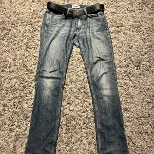 Acne jeans  - Acne studios jeans, Max Pure modell. De är skinny fit 30/32. De syns att de är använda men inga tydliga defekter. Priset är inte hugget i sten!