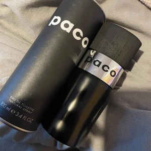 Paco Eau de Toilette 100 ml - Säljer en stilren och modern Eau de Toilette från Paco. Flaskan är svart med en silverdetalj och kommer i en matchande svart förpackning. Perfekt för den som gillar en tidlös doft.