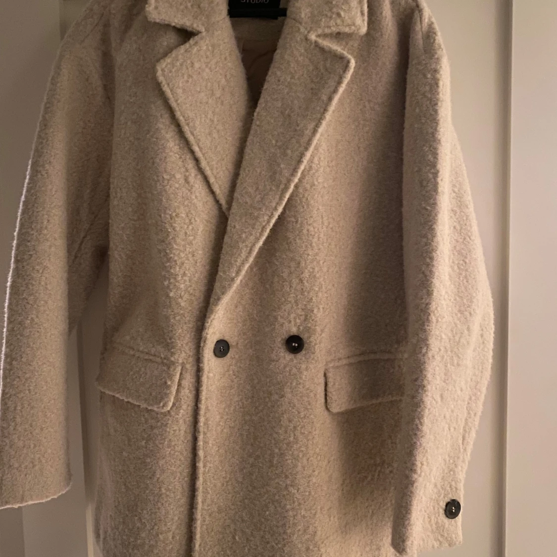 En kortare Beige kappa från Studio