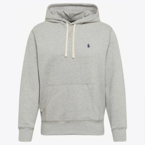 Grå hoodie från Ralph Lauren - Säljer en stilren grå hoodie från Ralph Lauren med en liten broderad logga på bröstet. Tröjan har en klassisk känguruficka och justerbar huva med snören. Perfekt för en avslappnad look. Kontakta för bilder på den!