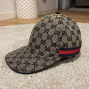 Begie Gucci keps  - Snygg begi Gucci keps. Perfekt shick och väldigt fin, säljer den då jag beställde lite för liten, priset går altid att diskutera! Box och dustbag medföljer