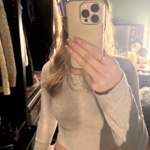 Beige långärmad tröja från Zara - Söt långärmad tröja från Zara💕 Armatna är lite utsvängda och den är i ett mjukt material, tröjan är i bra skick 💕