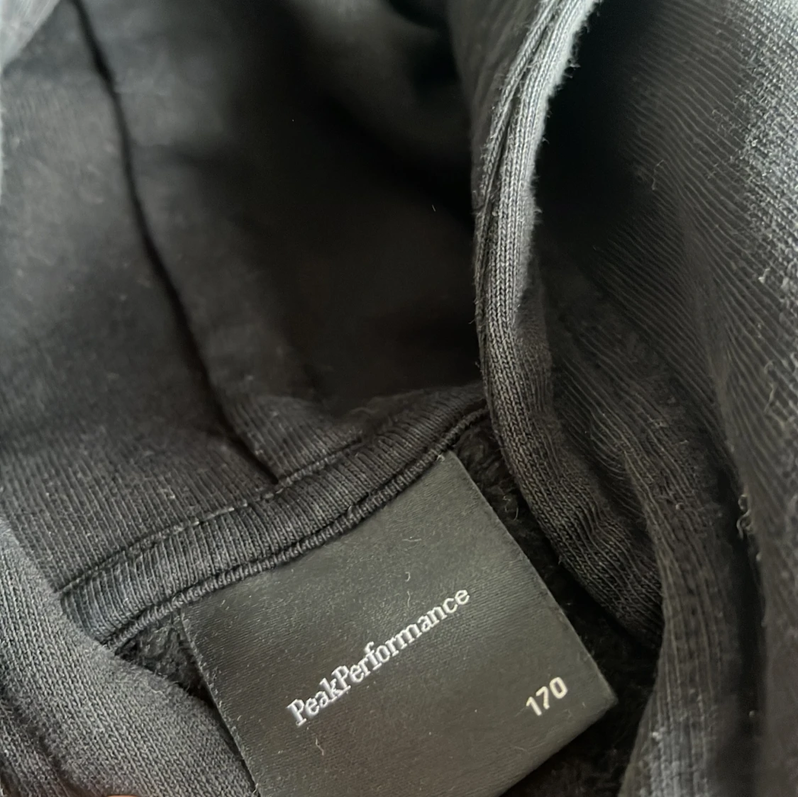 Svart hoodie från Peak Performance - 1