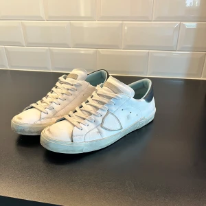 Phillip models  - Ett par Phillips model i bra skick. Jätte sköna och perfekta nu för sommar . Inga defekter hör av er vid frågor😃