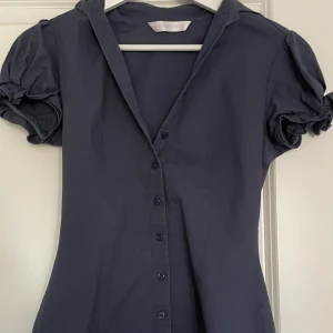 Blå figursydd blus - Lite jeans blå i färgen. Köpt second hand💙