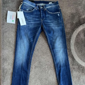 Dondup jeans George(HELT NYA) - Sjukt snygga jeans ifrån dondup, de är aldrig andvända och kommer nya med prislapp! Fraktar via PostNord eller möts upp i Gbg. Nypris≈3500 mitt pris endast 1199. Hör av er vid funderingar, hälsningar Philip
