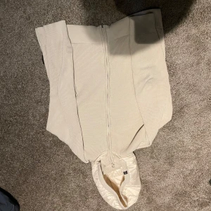 Indicode kofta - Säljer nu denna eftertraktade tröja från Indicode. Tröjan är i strl L och har används fåtal gånger då den var för kort på mig. Har ni några frågor så är det bara att skriva privat!💪