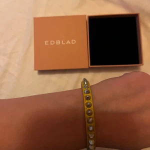 Gult Edblad armband med nitar - Säljer pga att jag bytt till guld. Finns två olika storlekar då detta är den som är mindre (small)