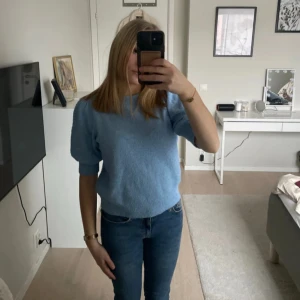 Stickad t-shirt - Kommer inte till användning längre, fint skick!