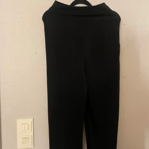 Svarta byxor från Bik Bok - Snygga svarta byxor från Bik Bok. Aldrig använda 
