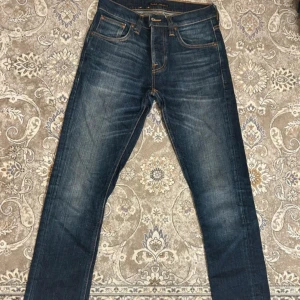 Nudie grim Tim’s - Ett par skit feta nudie grim Tim’s med sköna slitningar. 9/10 skick storlek 28/32. Kontakta vid frågor. Prissänkning fungerar vid snabb affär