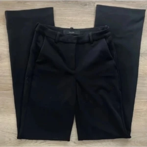 Svarta kostymbyxor från Vero Moda - Snygga svarta kostymbyxor från Vero Moda med klassisk design. Byxorna har en rak passform!