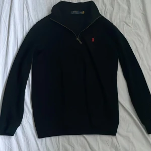 Half zip Ralph lauren - Säljer svart halfzip tröja från Ralph lauren med röd logga. Priset är inte hugget i sten. Skick 9/10 Storlek:S 