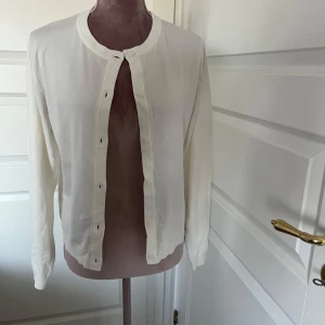 Vit kofta  - Oanvänd, med prislapp