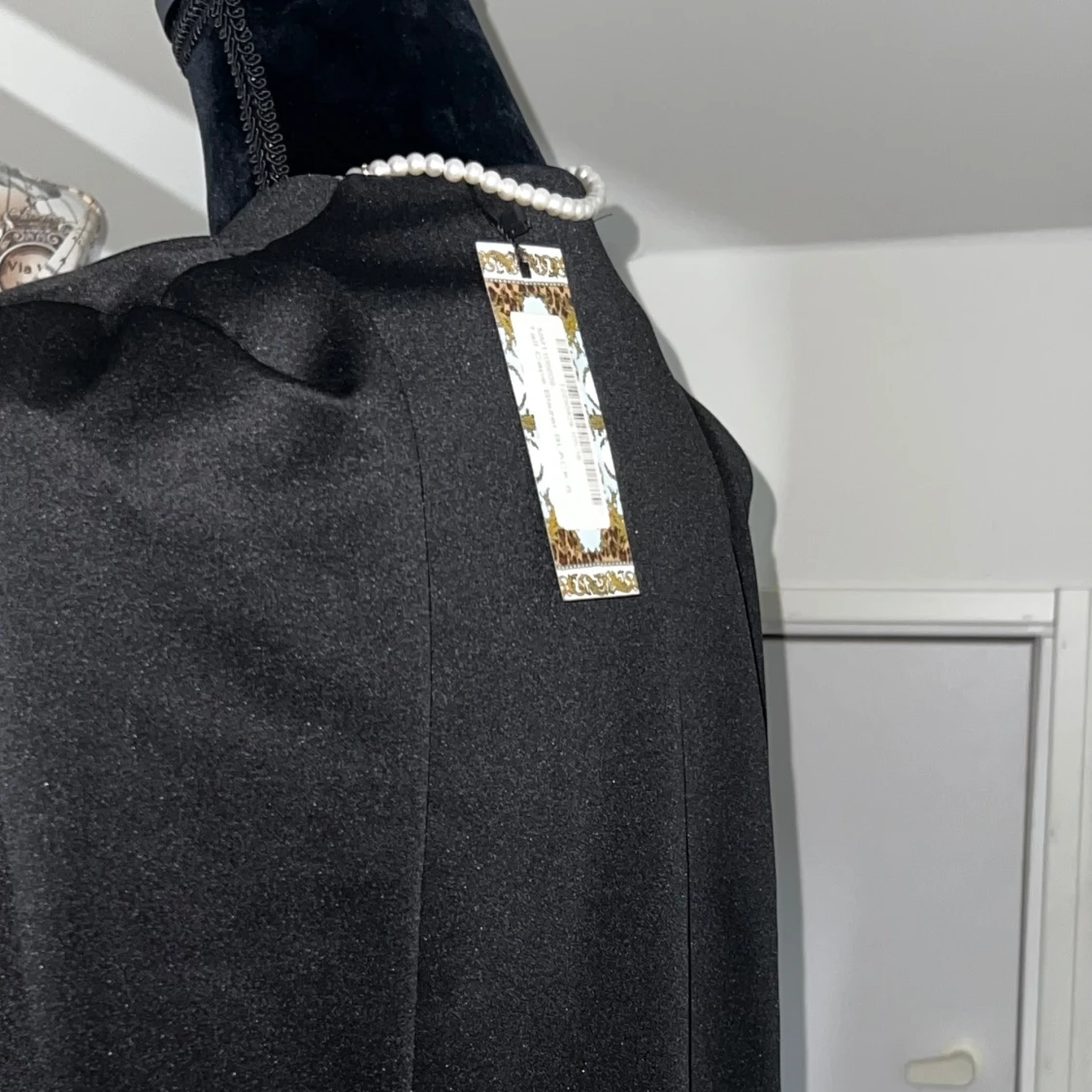 Svart kavaj med cape-design - 3