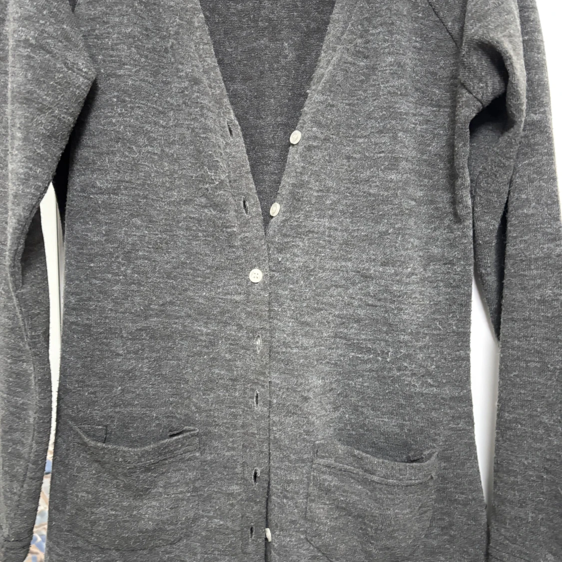 Grå kofta med knappar