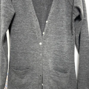 Grå kofta med knappar - Säljer en stilren grå kofta med knappar framtill. Koftan har långa ärmar och två praktiska fickor. Perfekt för en avslappnad look.