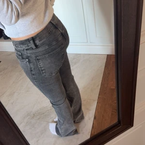 Grå low waist bootcut jeans - Snygga low waist bootcut jeans ifrån Gina. Använda fåtal gånger derför säljer jag dessa. Stretchig material💕