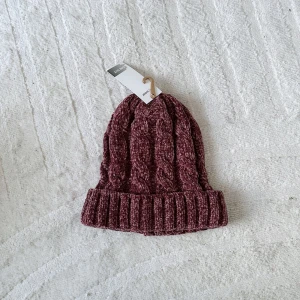Stickad mössa  - En vinröd/mörklila/rosa aktig stickad mössa från mywear i 100% polyester i storlek ONESIZE. Materialet är jätte mjukt och gosigt. FÖRST TILL KVARN!