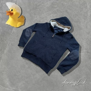 Fodrad cardigan - Säljer denna mörkblåa jackan. Den e fodrad och jätte skön. Storlek S. Sitter stort på mig(172cm - 45kg) Skriv för flera funderingar. 