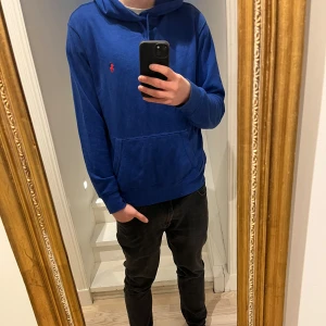 Ralph Lauren Hoodie - Mycket fin Ralph Lauren Hoodie! Sitter perfekt för sin storlek, inga defekter, hör av er vid funderingar!