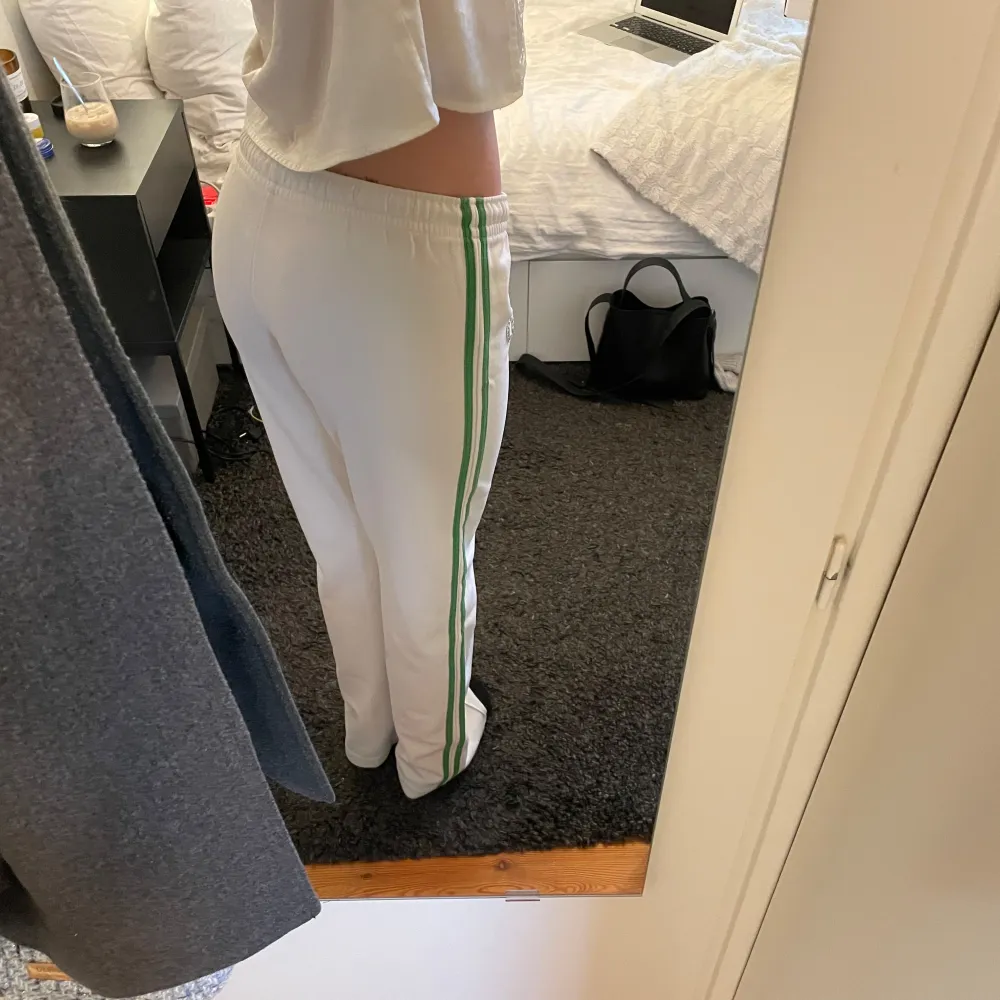 Fred Perry byxor med gröna detaljer. Finns snörning i midjan. Storlek 38 men skulle snarare säga 36/34. Farkut & Housut.