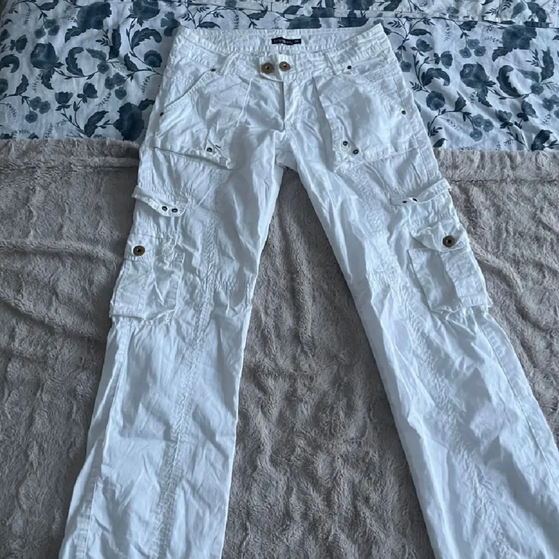 Vita cargopants med fickor🤍 - 2