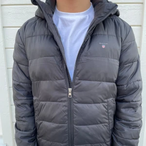 GANT jacka  - Tja! Säljer en svart dunjacka från GANT med huva och dragkedja. Perfekt till skidsesäsongen som precis har börjat. Skick 9/10. Nypris ligger runt 2500kr men nu säljer för ändast 549kr. Hör gärna av er vid minsta lilla fundering! 