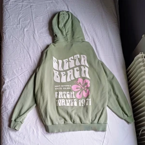 Grön hoodie - Superfin grön somrig hoodie. Från pull and bear i storlek S. Oversized I storlek.