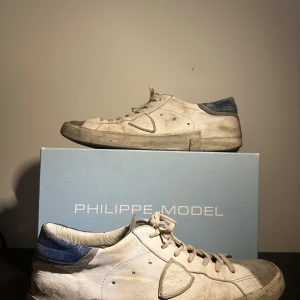 Philippe model sneakers  - Säljer dessa riktigt snygga skor från Philippe model i storlek 46 men sitter som 45 skicket är 6/10. Box följer med vid köp av skorna! Finns defekt på sulan som syns på bilderna men det är inget som märks av vid användning av skorna! Priset är ej fast. Hör av er vid minsta lilla fråga😊