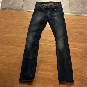  Nudie Jeans - tjena, nu säljer jag mina nudie jeans i waist 27 och längd 30 vilket passar folk som är 166 cm lång och dom är riktigt skön är använda en gång. Hör av er vid minsta frågan😀
