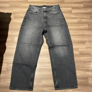Grå jeansbyxor från Vailent - Snygga grå jeansbyxor från Vailent i storlek M. Byxorna har en loose passform och är tillverkade i jeansmaterial. Perfekta för en avslappnad stil.