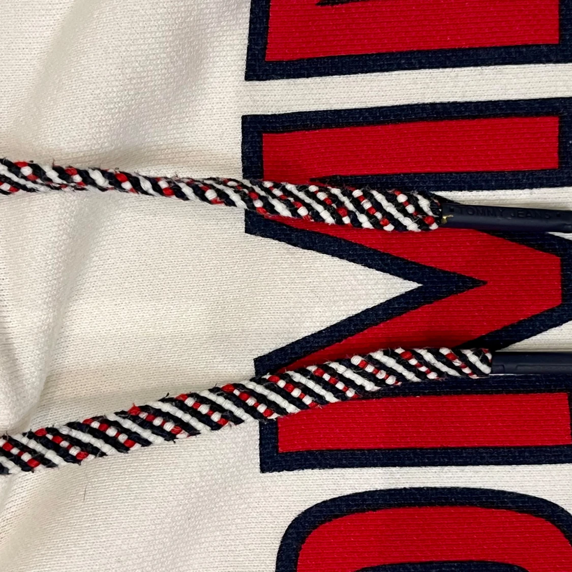 Vit hoodie från Tommy Jeans - 3