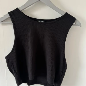 Två toppar - En svart och en gul topp från Monki, båda i storlek L.