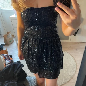 Svart glittrig klänning  - Superfin klänning! Som ny!🫶🏼