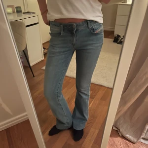 Diesel jeans - Snygga ljusblå bootcut jeans från diesel. Använda bara några gånger så bra skick! Har sytt upp de så de passar mig som är 165 men det går att sprätta upp så de blir den vanliga längden (se två sista bilderna)!💕💕💕nypris 1800!