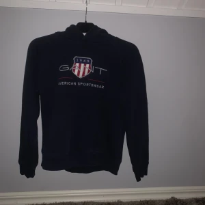Gant hoodie - En gant hoodie i från julas🎄storlek M  använd ett par gånger men inga hål och inga fläckar är i jätte bra skick😁. Ifall ni vill ha lägre pris dm’a mig så ser vi ifall jag kan fixa ett pris ni. I’ll ha😁👍